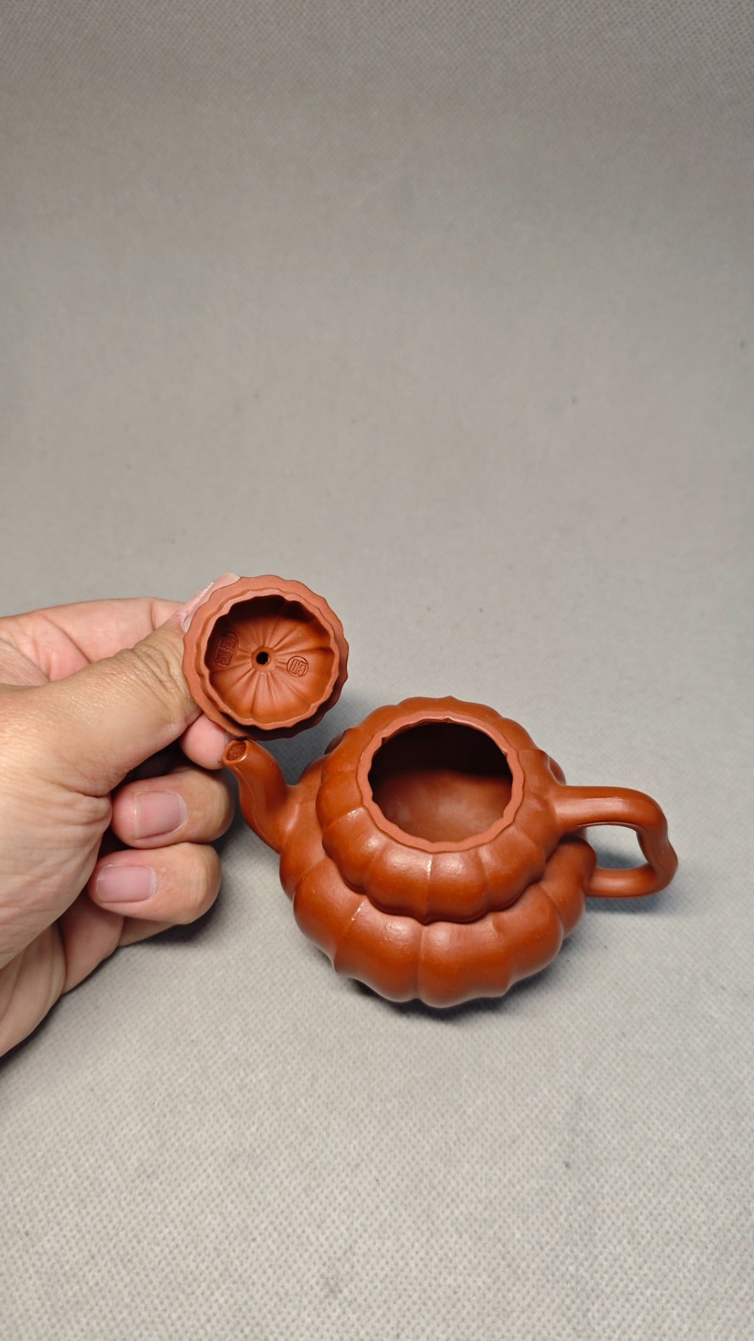 精工筋纹器 口盖不漏水 【筋纹葫芦】 泥料：原矿朱泥 容量：120cc 孔数：内推球孔