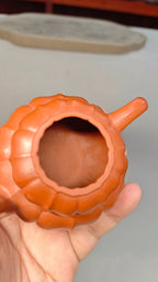 精工筋纹器 口盖不漏水 【筋纹葫芦】 泥料：原矿朱泥 容量：120cc 孔数：内推球孔