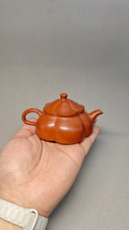 精工筋纹器 口盖不漏水 【筋纹合菱】 泥料：原矿朱泥 容量：100cc  孔数：7孔
