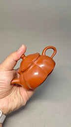 精工筋纹器 口盖不漏水 【筋纹合菱】 泥料：原矿朱泥 容量：100cc  孔数：7孔