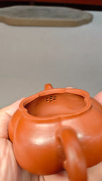 精工筋纹器 口盖不漏水 【筋纹合菱】 泥料：原矿朱泥 容量：100cc  孔数：7孔