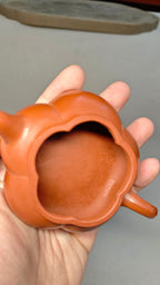 精工筋纹器 口盖不漏水 【筋纹合菱】 泥料：原矿朱泥 容量：100cc  孔数：7孔