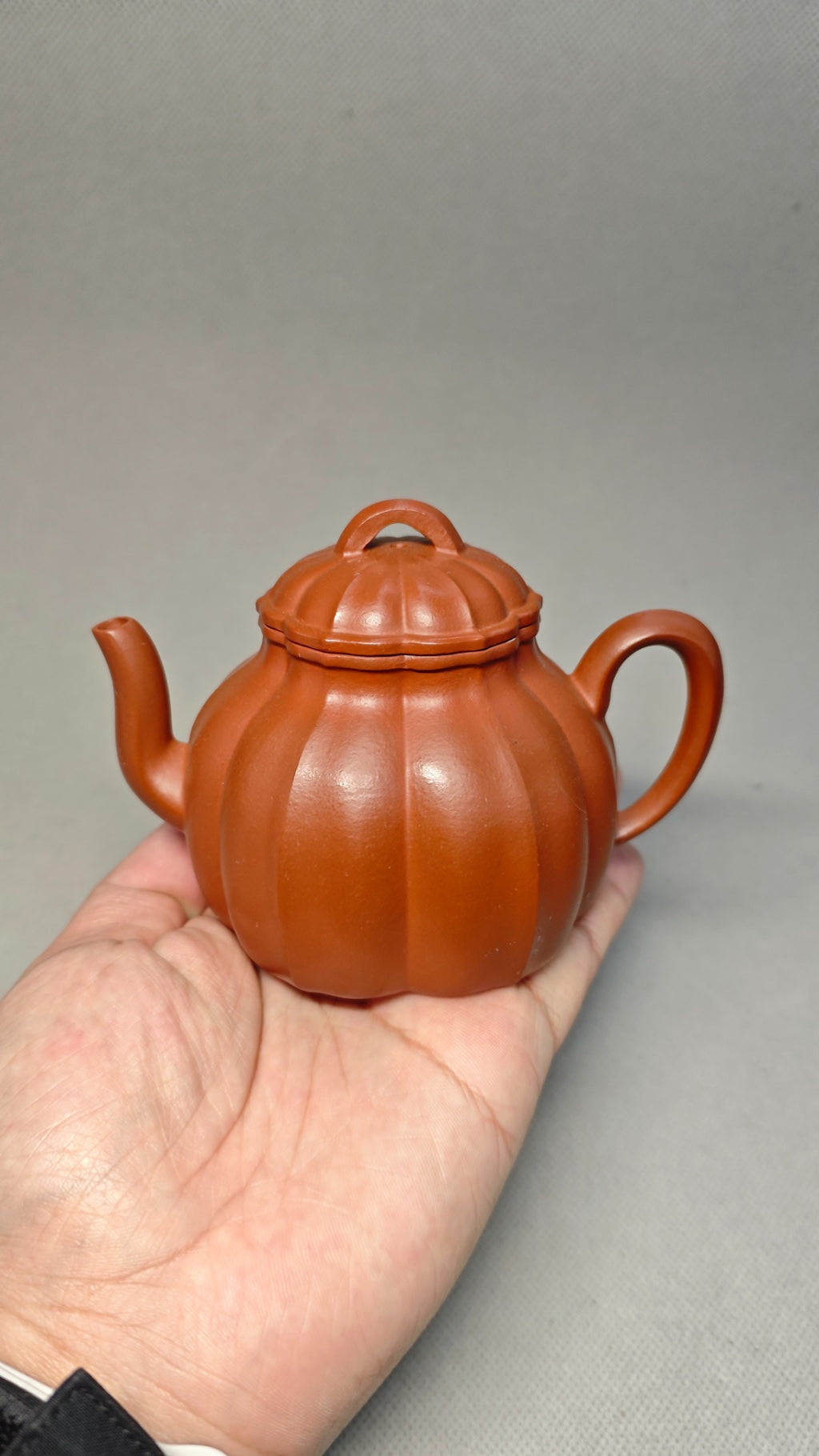 精工筋纹器，口盖不漏水 【筋纹宫灯】 泥料：原矿朱泥 容量：220cc 孔数：内推球孔