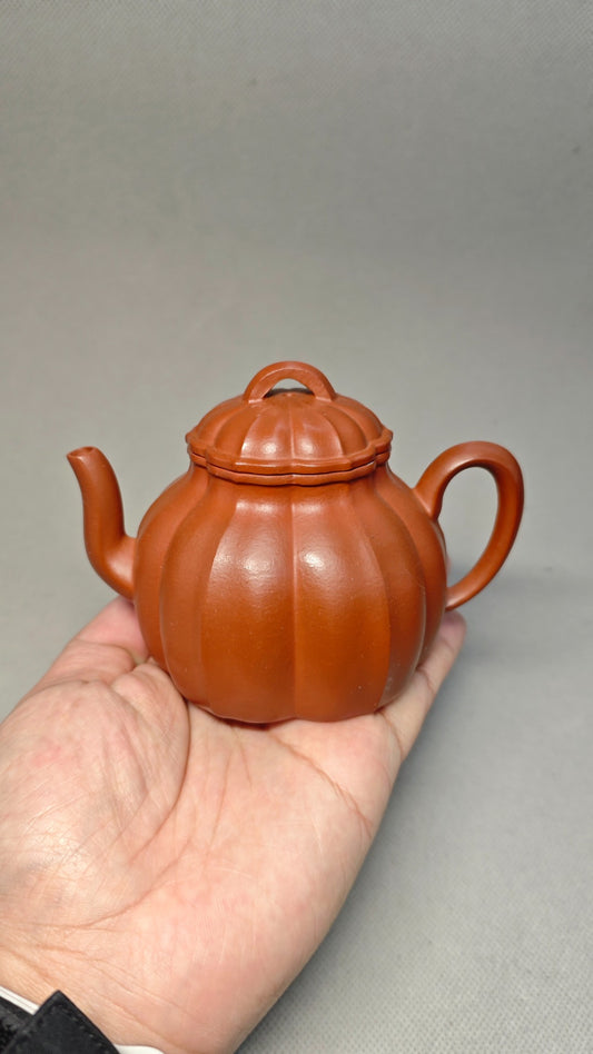 精工筋纹器，口盖不漏水 【筋纹宫灯】 泥料：原矿朱泥 容量：220cc 孔数：内推球孔