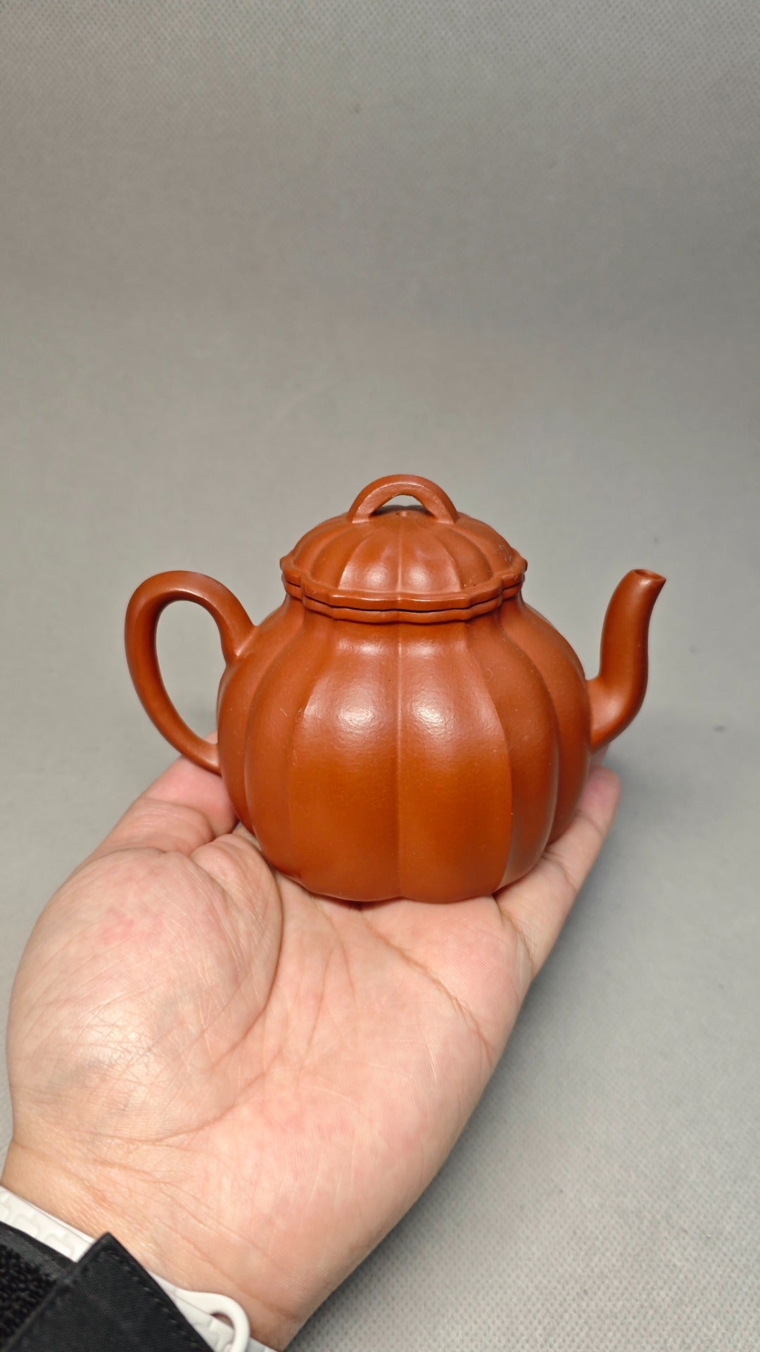 精工筋纹器，口盖不漏水 【筋纹宫灯】 泥料：原矿朱泥 容量：220cc 孔数：内推球孔