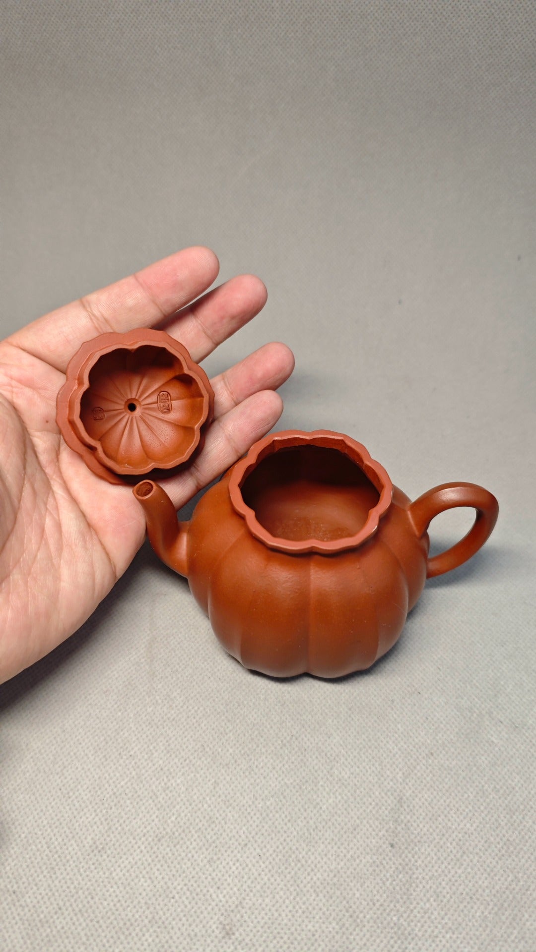 精工筋纹器，口盖不漏水 【筋纹宫灯】 泥料：原矿朱泥 容量：220cc 孔数：内推球孔