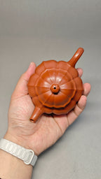精工筋纹器 口盖不漏水 【筋纹仿古】 泥料：原矿朱泥 容量：200cc 孔数：内推球孔