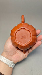 精工筋纹器 口盖不漏水 【筋纹仿古】 泥料：原矿朱泥 容量：200cc 孔数：内推球孔