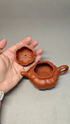 精工筋纹器 口盖不漏水 【筋纹仿古】 泥料：原矿朱泥 容量：200cc 孔数：内推球孔
