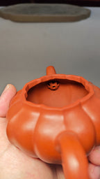 精工筋纹器 口盖不漏水 【筋纹仿古】 泥料：原矿朱泥 容量：200cc 孔数：内推球孔