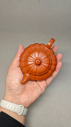 精工筋纹器 口盖不漏水 【筋纹扁古】 泥料：原矿朱泥 容量：150cc 孔数：7孔