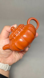 精工筋纹器 口盖不漏水 【筋纹扁古】 泥料：原矿朱泥 容量：150cc 孔数：7孔