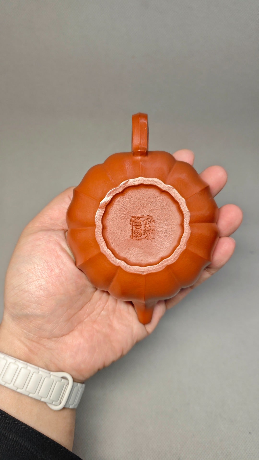 精工筋纹器 口盖不漏水 【筋纹扁古】 泥料：原矿朱泥 容量：150cc 孔数：7孔