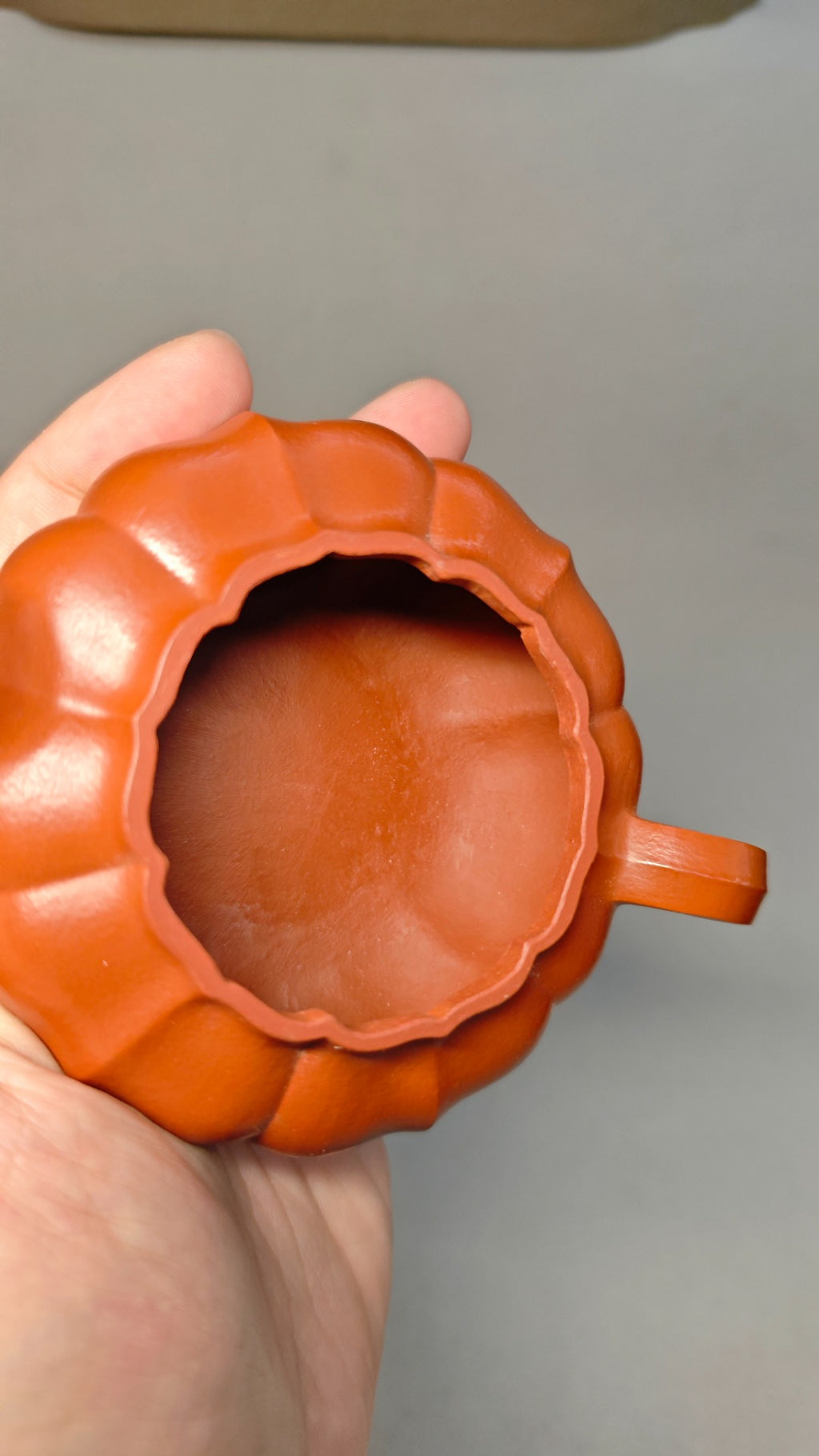 精工筋纹器 口盖不漏水 【筋纹扁古】 泥料：原矿朱泥 容量：150cc 孔数：7孔