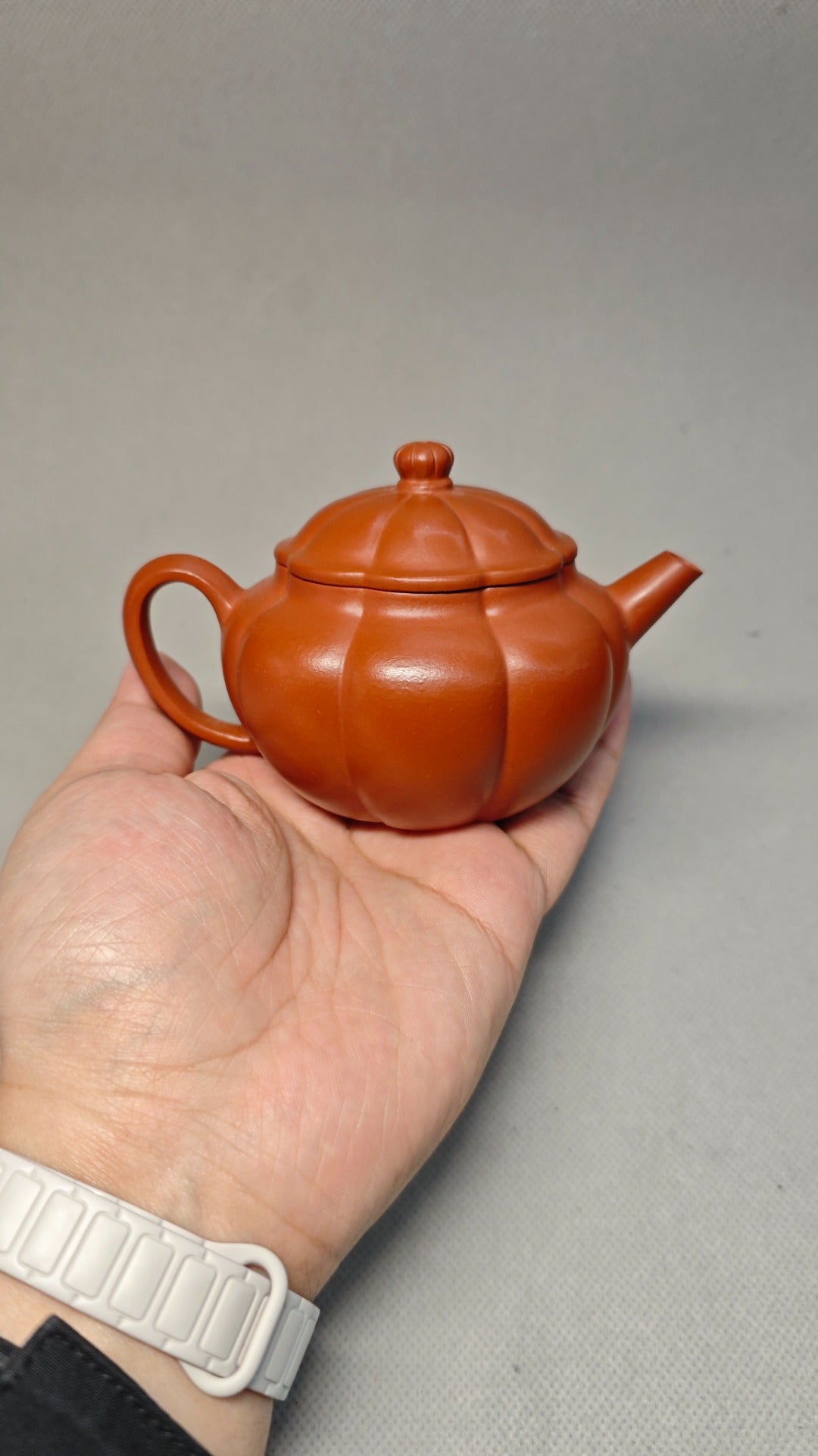 精工筋纹器 口盖不漏水【海棠】 泥料：原矿朱泥 容量：160cc 孔数：内推球孔