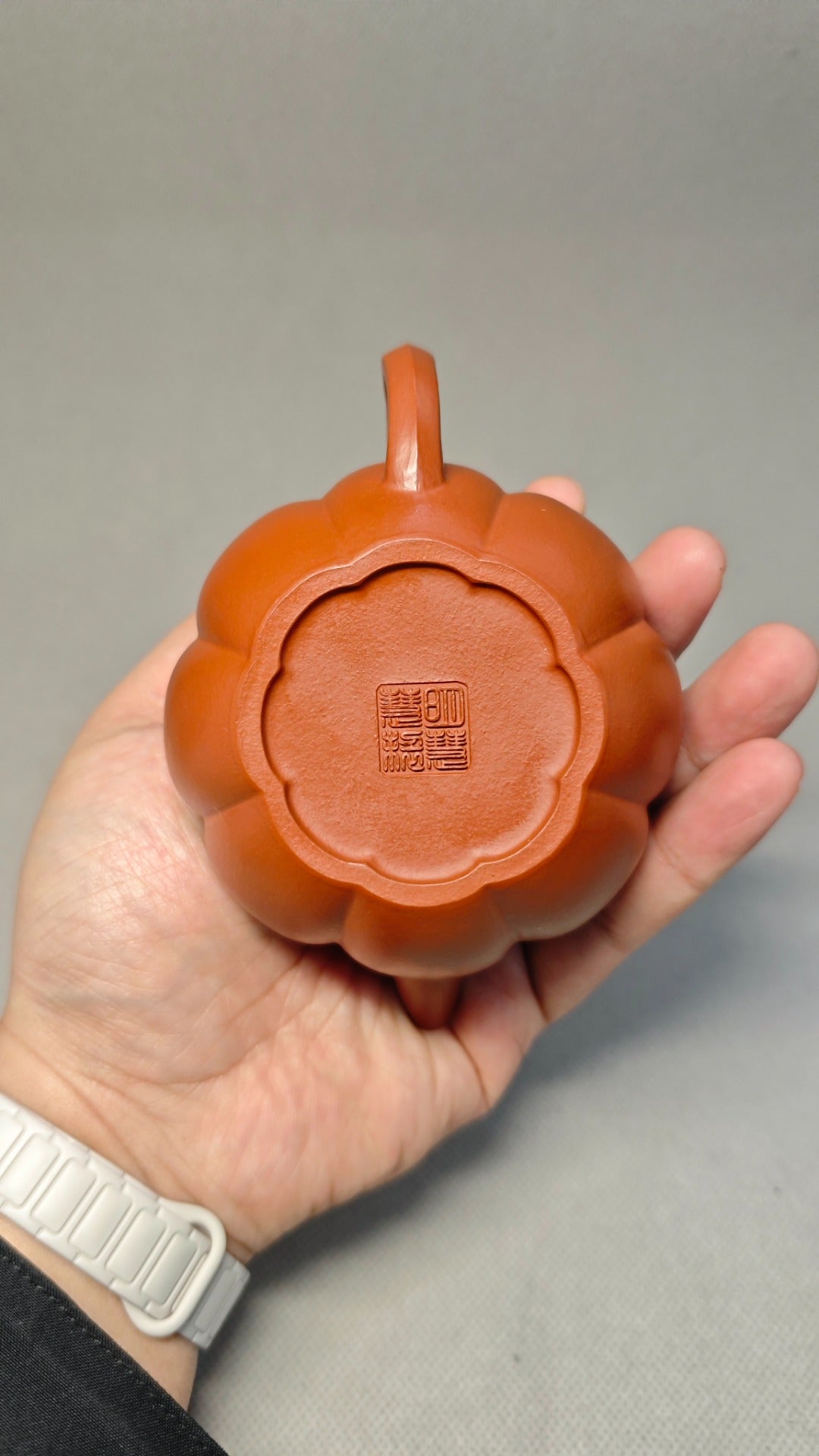 精工筋纹器 口盖不漏水【海棠】 泥料：原矿朱泥 容量：160cc 孔数：内推球孔