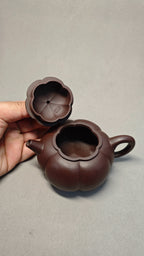 证书全配套 【海棠】  制壶：焦亚强   (国家级工艺美术师) 泥料：原矿紫茄泥 容量：240cc  孔数：7孔