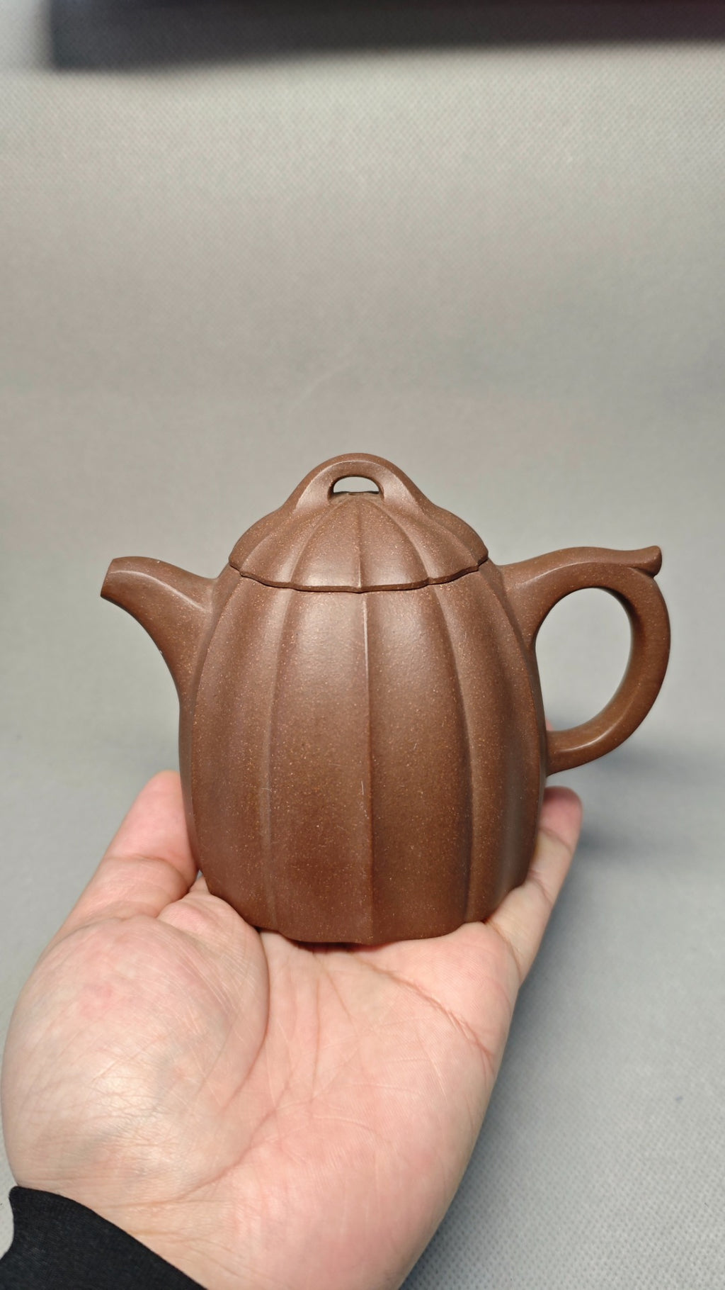 证书全配套 【筋纹秦权】  制壶：焦亚强   (国家级工艺美术师) 泥料：原矿紫泥 容量：320cc 孔数：9孔