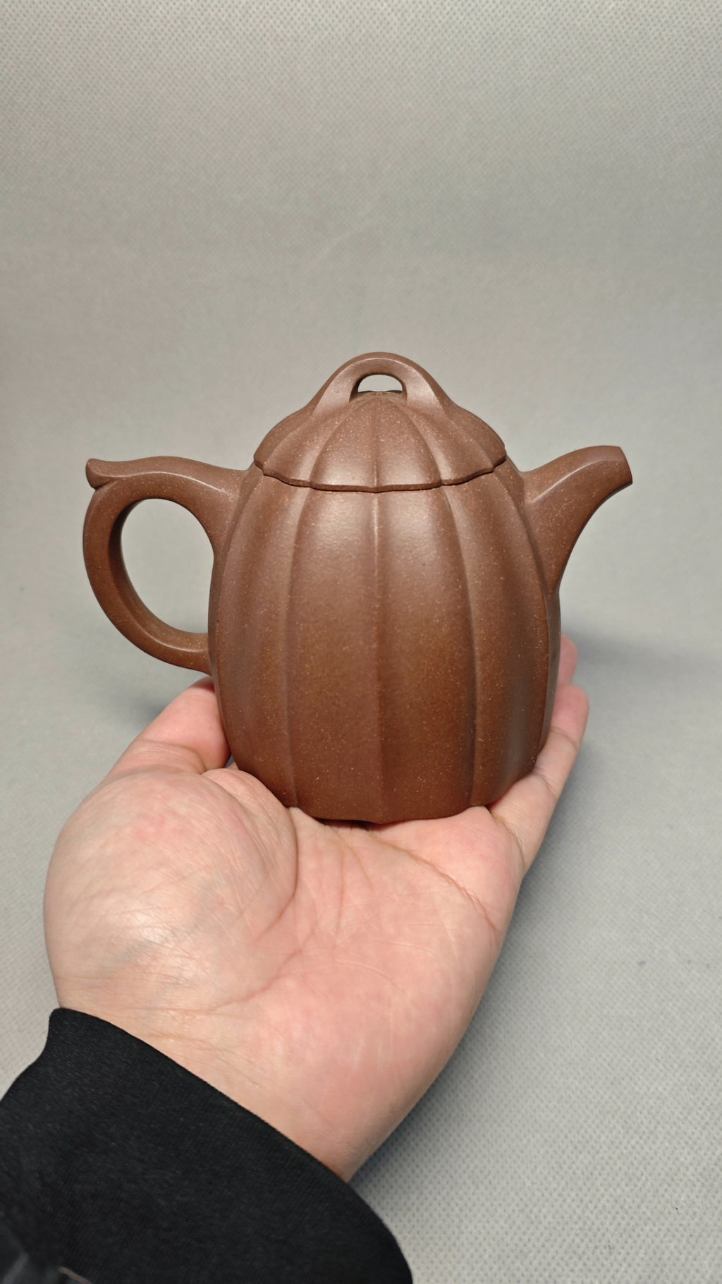 证书全配套 【筋纹秦权】  制壶：焦亚强   (国家级工艺美术师) 泥料：原矿紫泥 容量：320cc 孔数：9孔