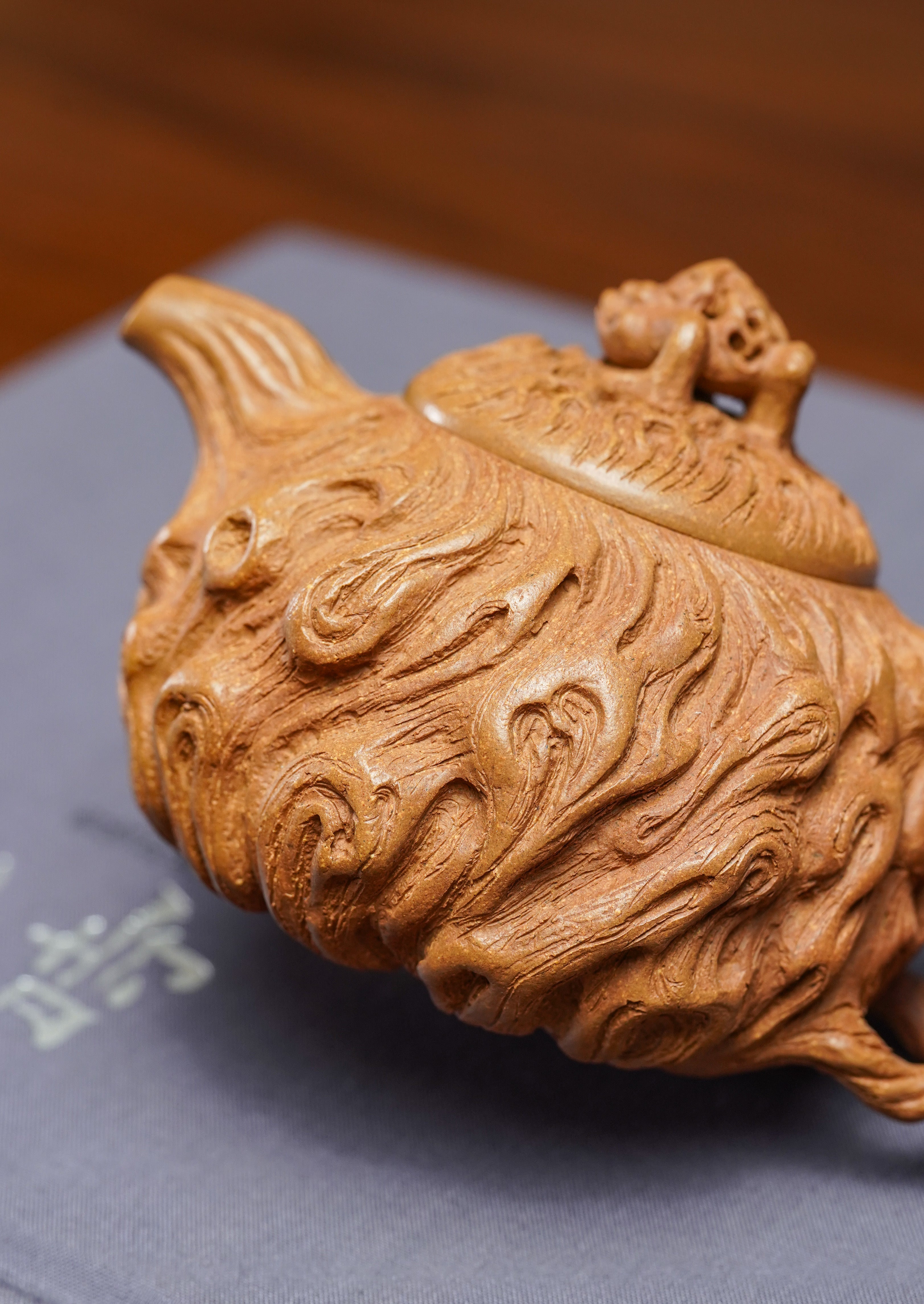 范泽锋嫡传·省大师邱爽紫砂潜力重器·大拍18万同系列【招财进宝供春壶】原矿极品黄金段泥·220cc