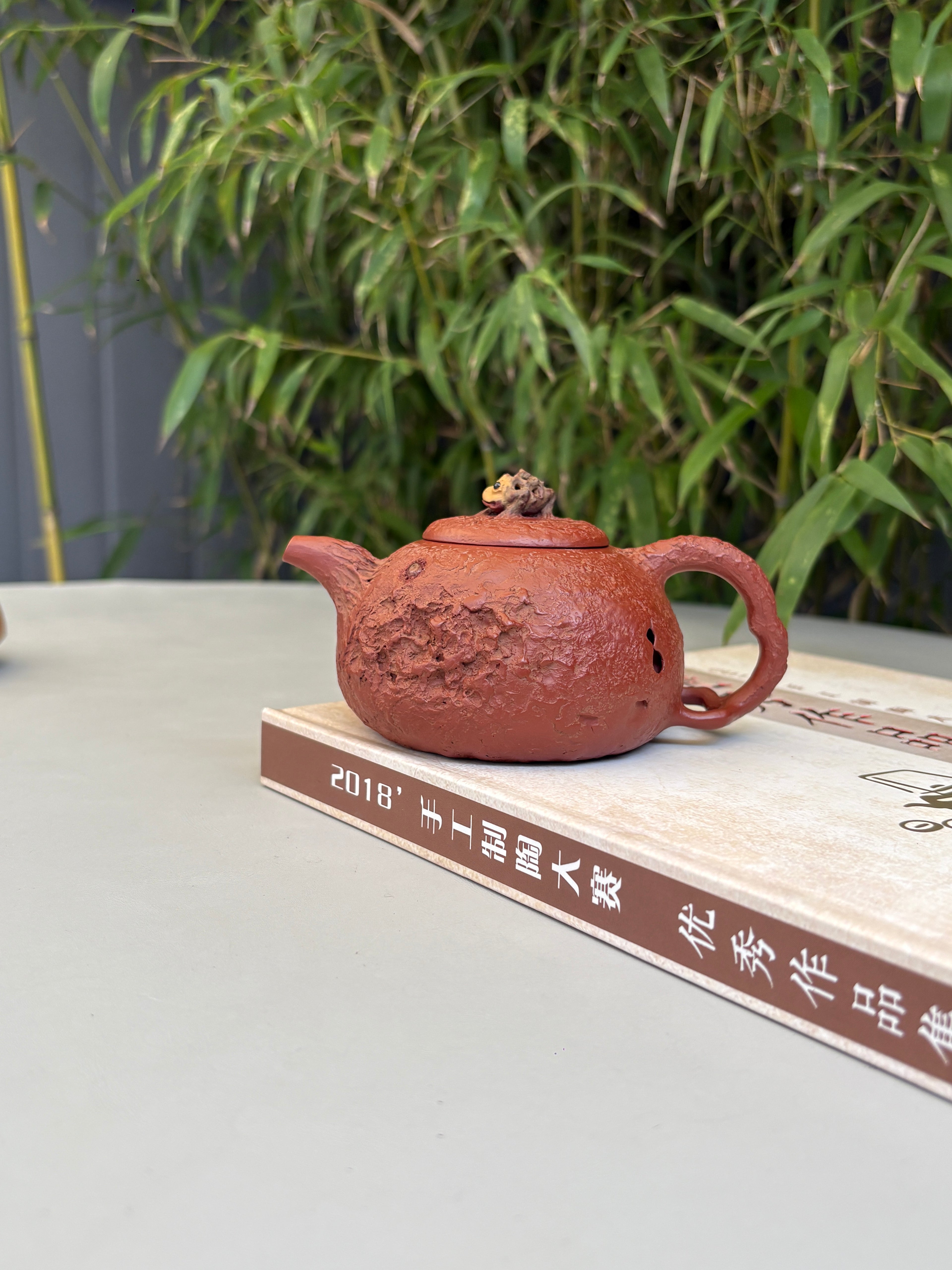 新品～陈真藏品·匠心独运 紫砂界原创仿生花器佼佼者巅峰之作《福蟾壶》原矿极品朱泥·200cc