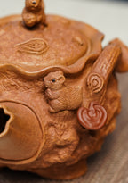 范泽锋嫡传·省大师邱爽紫砂潜力重器·同系列拍卖18万【鼠来宝手把壶】原矿极品黄金段泥·180cc