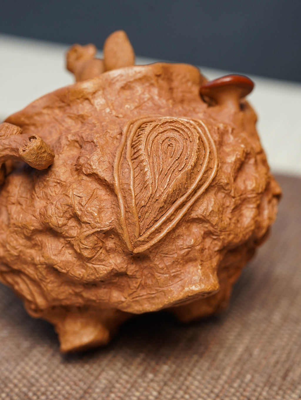 范泽锋嫡传·省大师邱爽紫砂潜力重器·同系列拍卖18万【鼠来宝手把壶】原矿极品黄金段泥·180cc