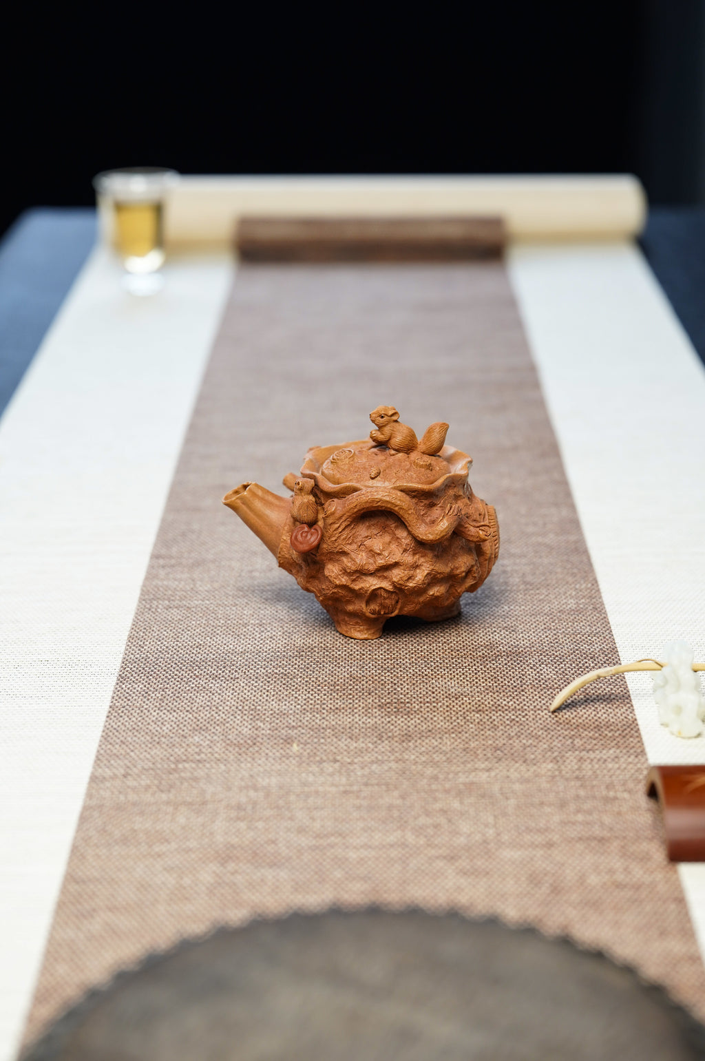 范泽锋嫡传·省大师邱爽紫砂潜力重器·同系列拍卖18万【鼠来宝手把壶】原矿极品黄金段泥·180cc