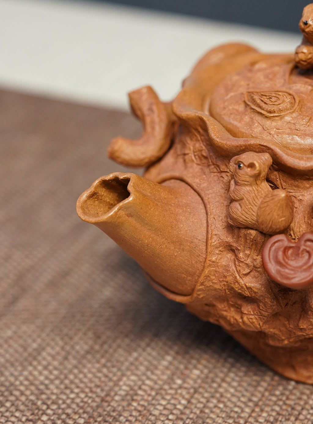 范泽锋嫡传·省大师邱爽紫砂潜力重器·同系列拍卖18万【鼠来宝手把壶】原矿极品黄金段泥·180cc