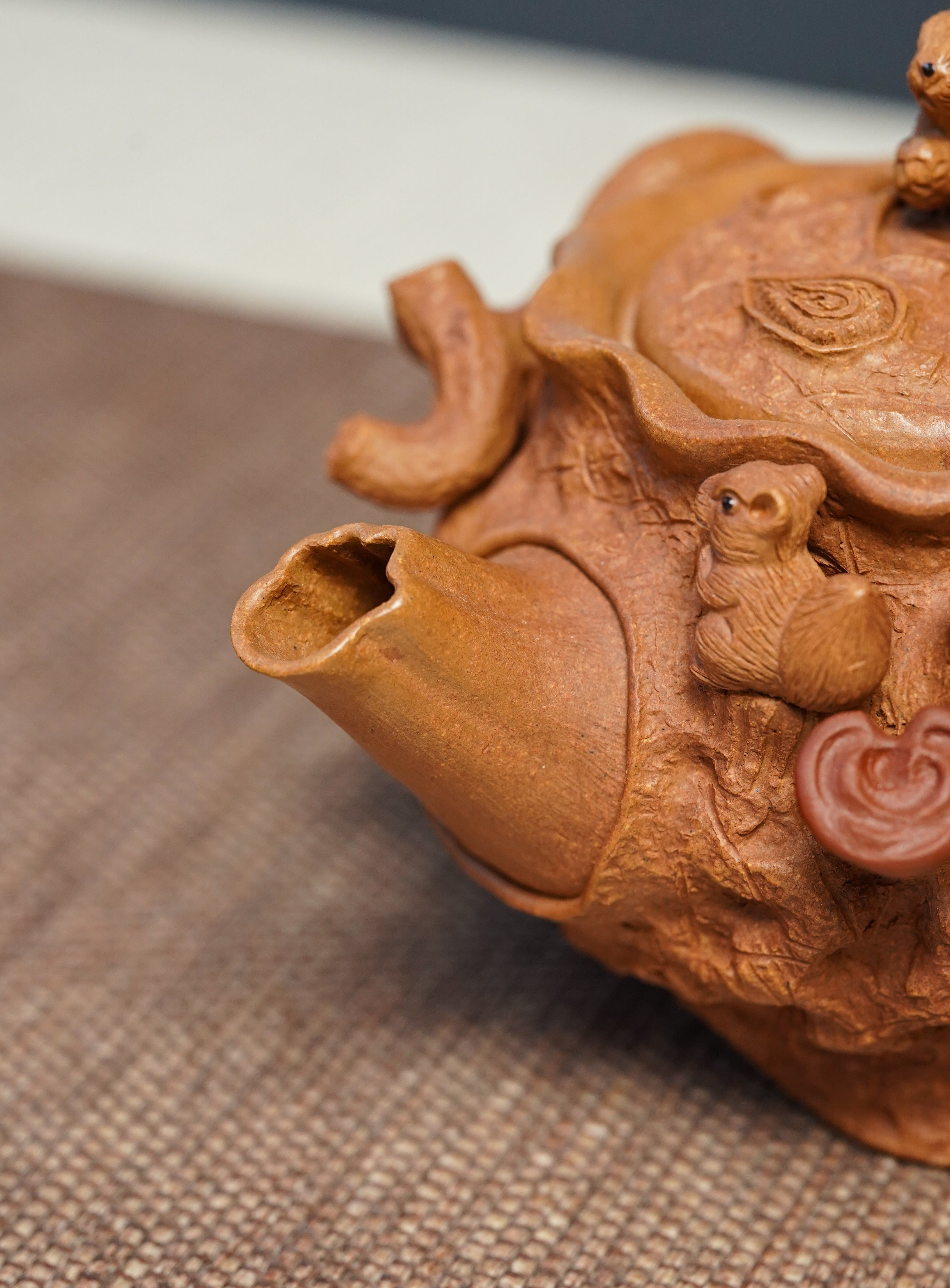 范泽锋嫡传·省大师邱爽紫砂潜力重器·同系列拍卖18万【鼠来宝手把壶】原矿极品黄金段泥·180cc