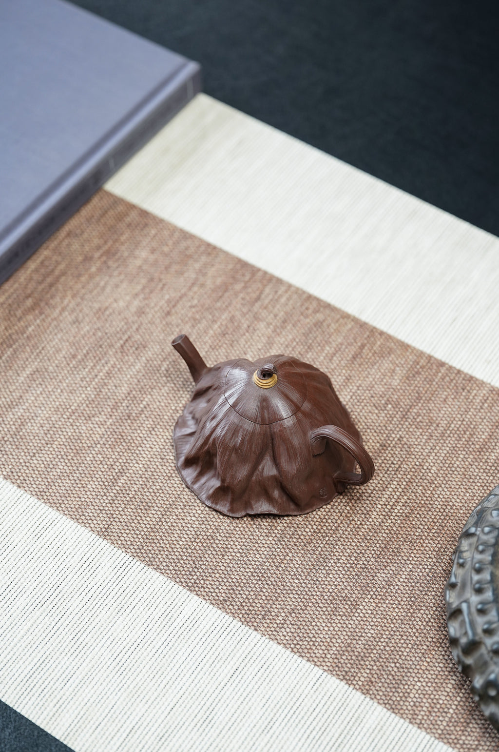 紫砂非遗花器泰斗·蒋蓉唯一嫡传｜蒋艺华亲制臻品【荷叶壶】家传原矿极品老紫泥·160cc