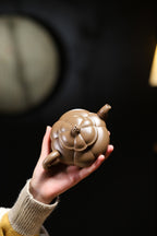 珍藏送礼级紫砂重器｜高级工艺美术师·许时娟 亲制【三足菱花壶】原矿老青段 280cc