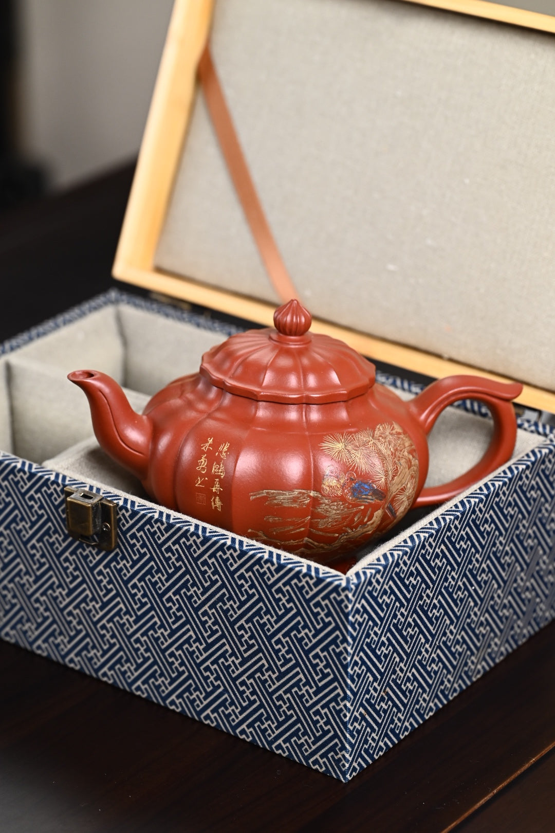 『筋纹笑樱』 极品皱皮朱泥·容量500cc·9孔出水·王岳龄·国家级正高级工艺美术师（双研高）