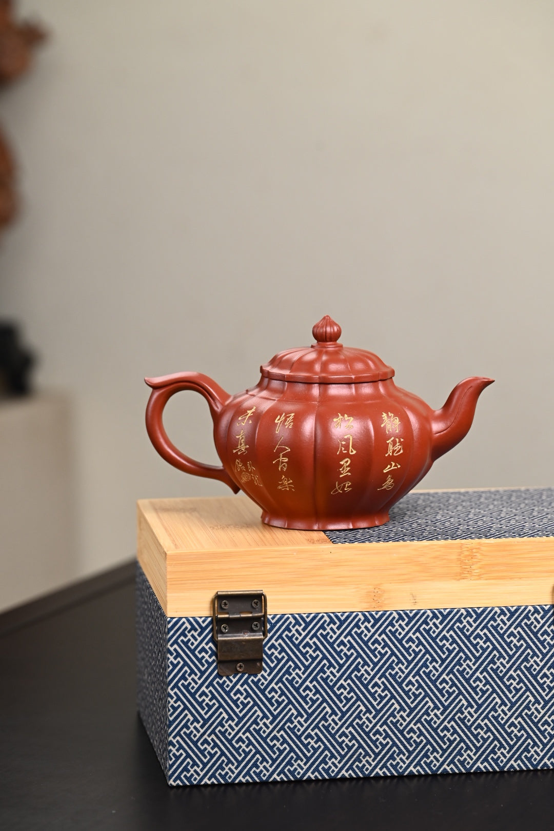 『筋纹笑樱』 极品皱皮朱泥·容量500cc·9孔出水·王岳龄·国家级正高级工艺美术师（双研高）