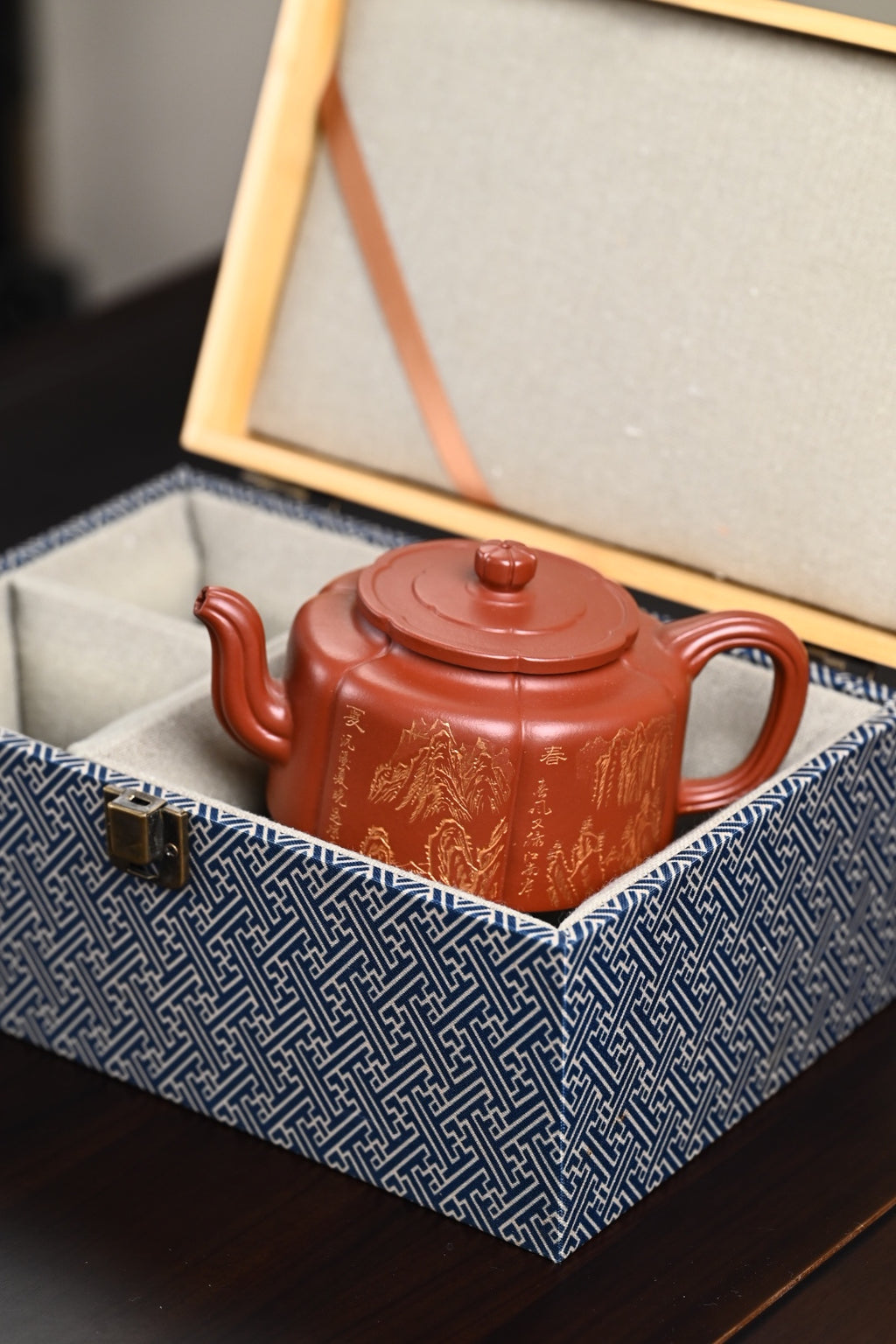 『梅花周盘』 极品皱皮朱泥·容量330cc·9孔出水·王岳龄·国家级正高级工艺美术师（双研高）