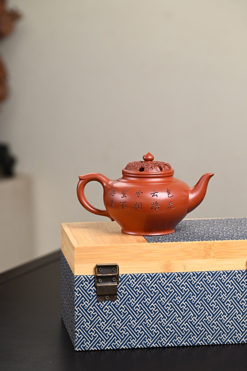 『暗香疏影』 极品皱皮朱泥·容量400cc·14孔出水·王岳龄·国家级正高级工艺美术师（双研高）