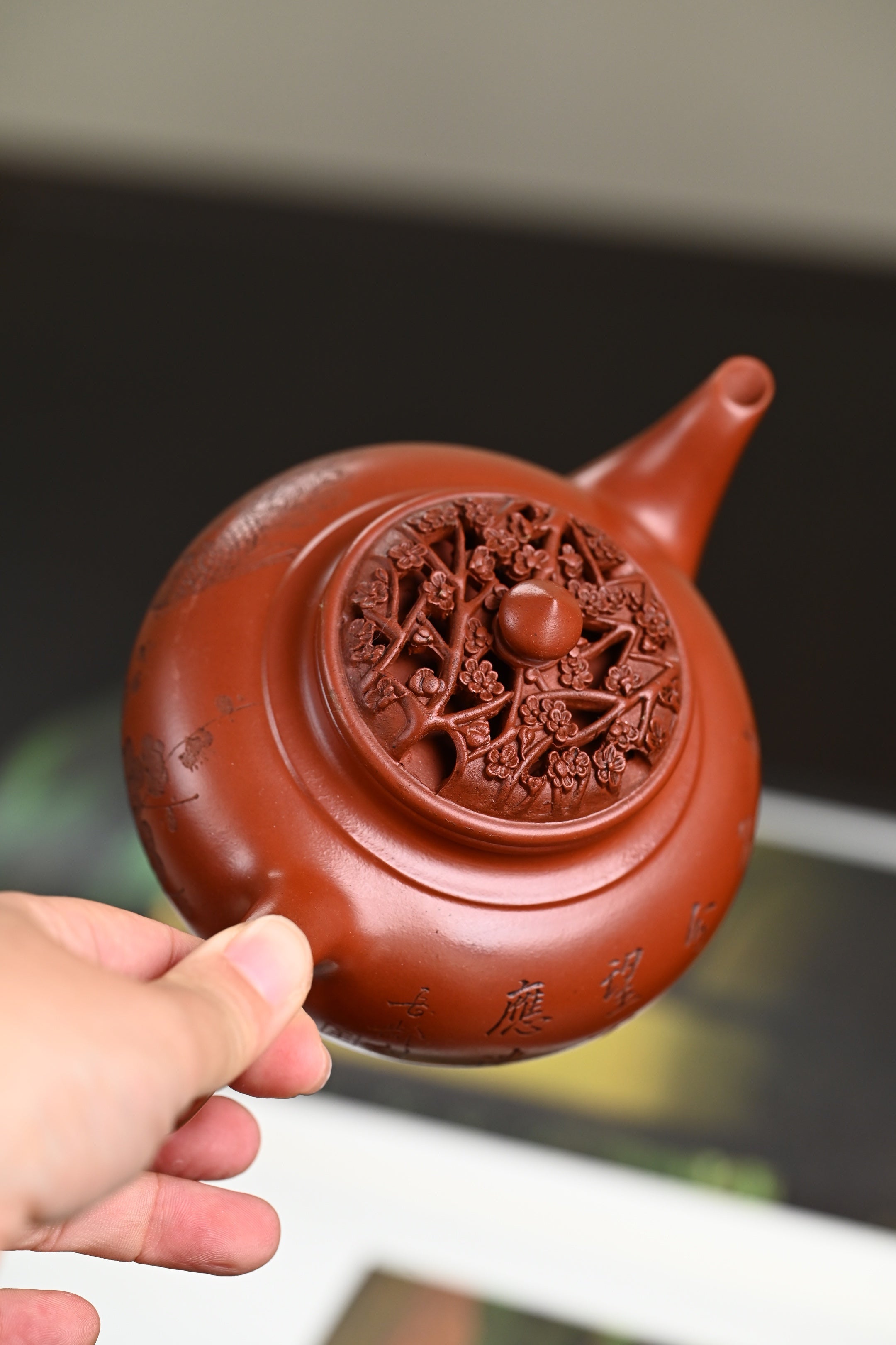 『暗香疏影』 极品皱皮朱泥·容量400cc·14孔出水·王岳龄·国家级正高级工艺美术师（双研高）