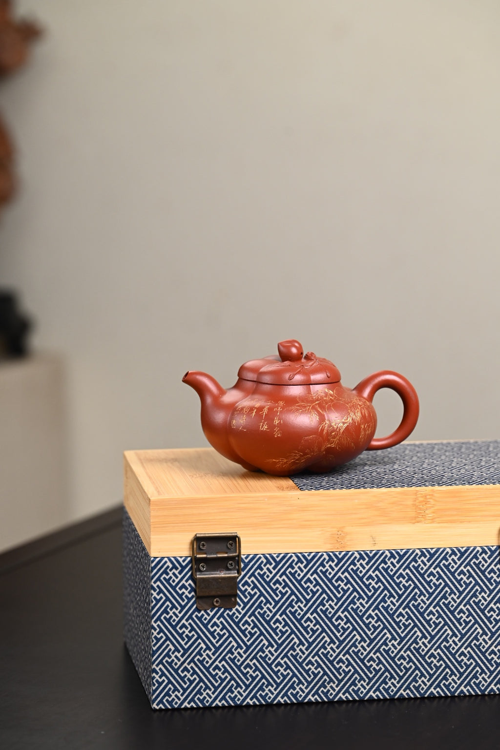 『上合桃』 极品皱皮朱泥·容量280cc·9孔出水·王岳龄·国家级正高级工艺美术师（双研高）