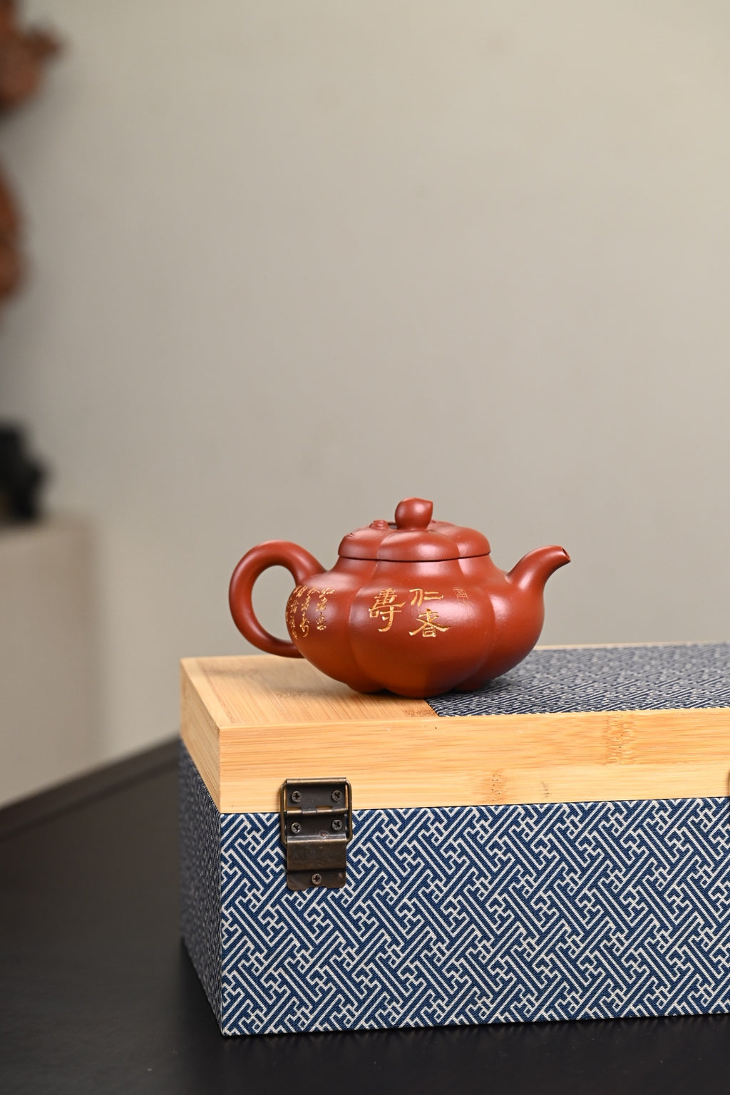 『上合桃』 极品皱皮朱泥·容量280cc·9孔出水·王岳龄·国家级正高级工艺美术师（双研高）
