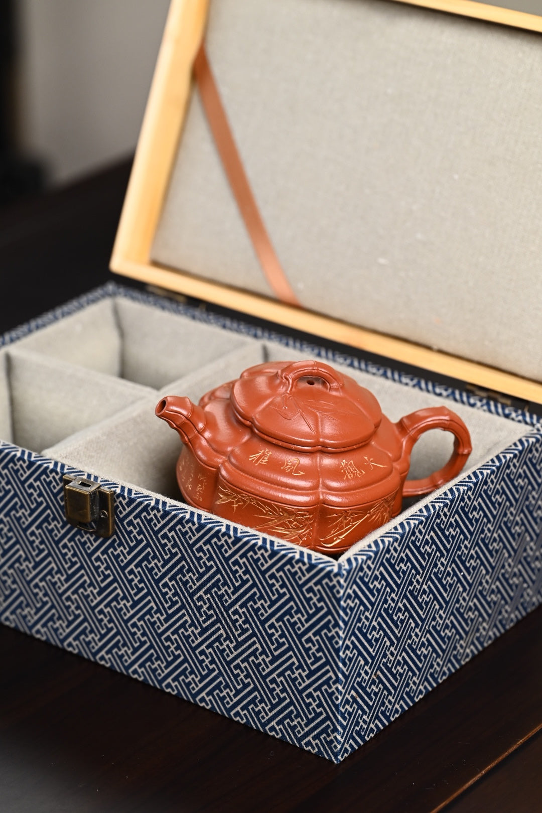 『六方竹鼓』 极品皱皮朱泥·容量300cc·9孔出水·王岳龄·国家级正高级工艺美术师（双研高）