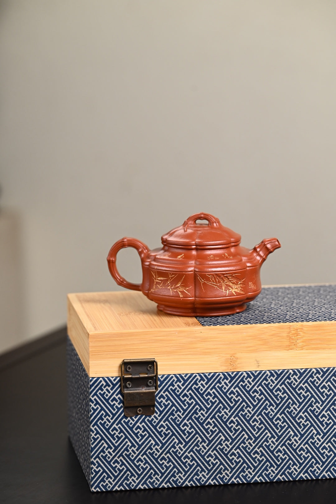 『六方竹鼓』 极品皱皮朱泥·容量300cc·9孔出水·王岳龄·国家级正高级工艺美术师（双研高）