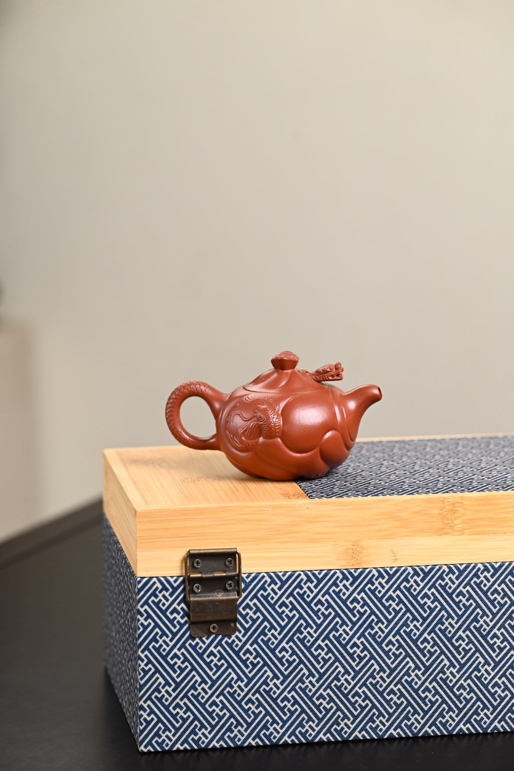 『鱼化龙』 极品皱皮朱泥·容量120cc·7孔出水·王岳龄·国家级正高级工艺美术师（双研高）