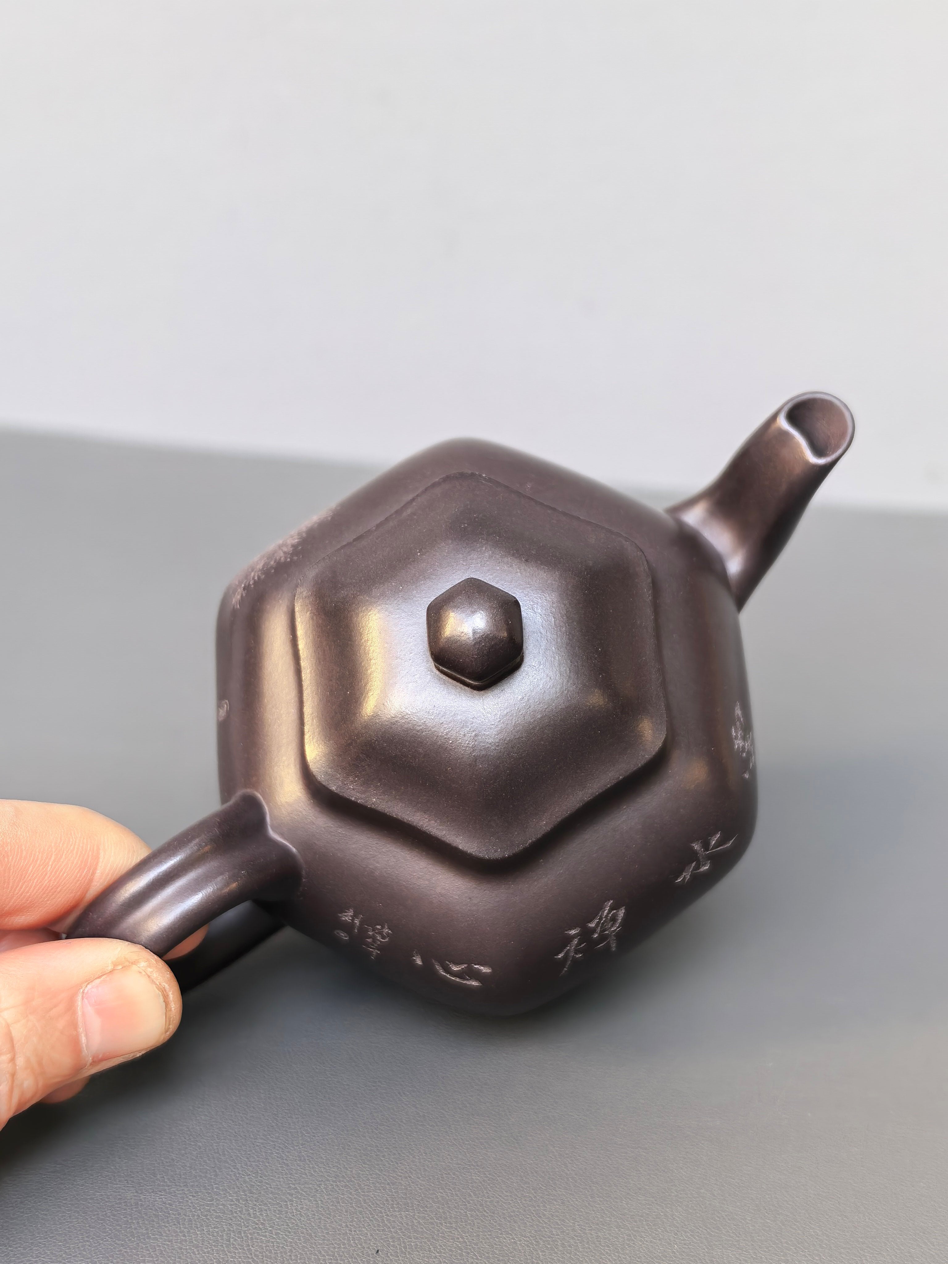【耿浩方器 礼藏当代】 紫砂界80后方器巨匠扛鼎之作《六方秋水壶》原矿极品纯紫老泥·250cc