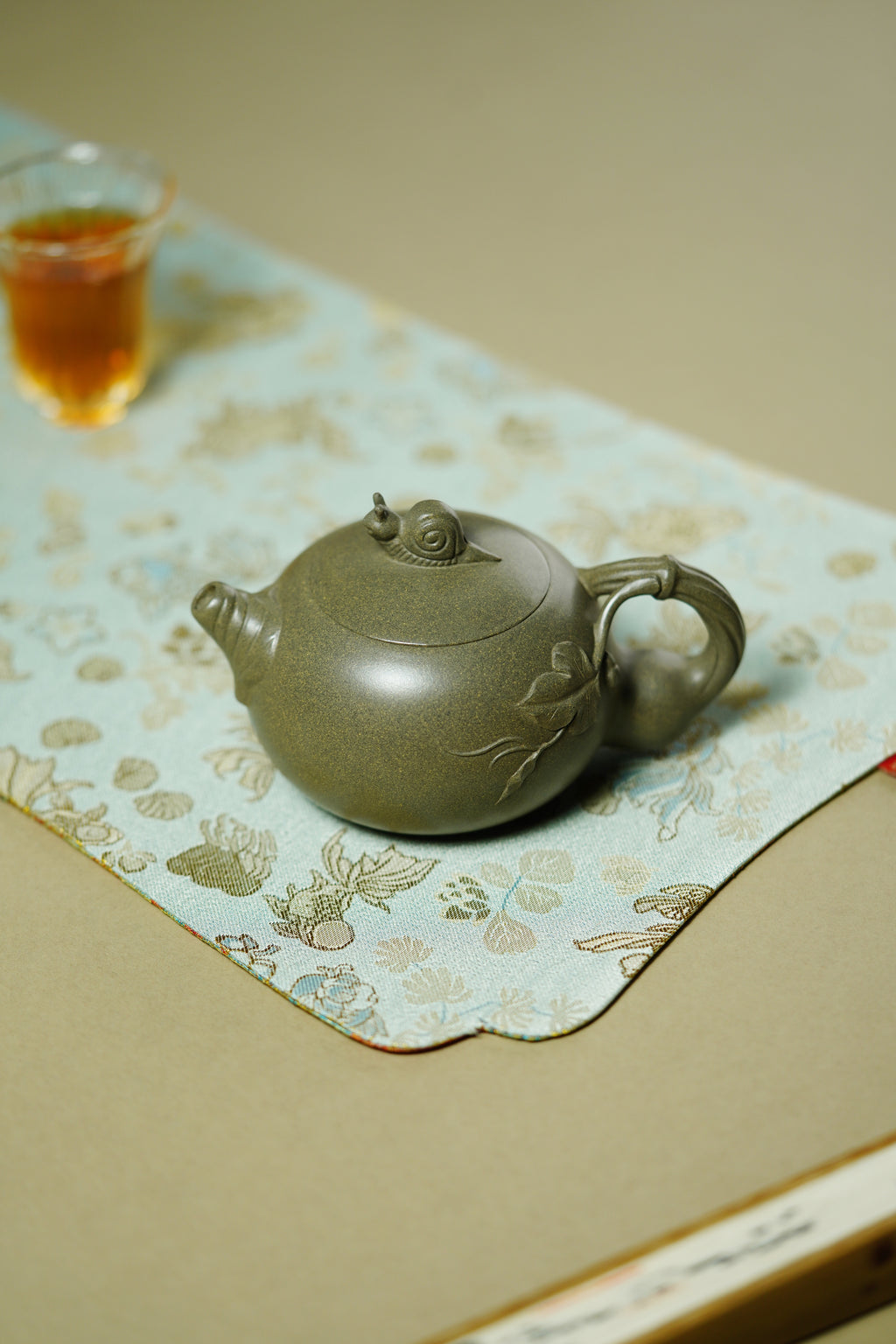 紫砂非遗花器泰斗·蒋蓉唯一嫡传｜蒋艺华亲制臻品【漫步人生壶】原矿极品蟹壳青·180cc