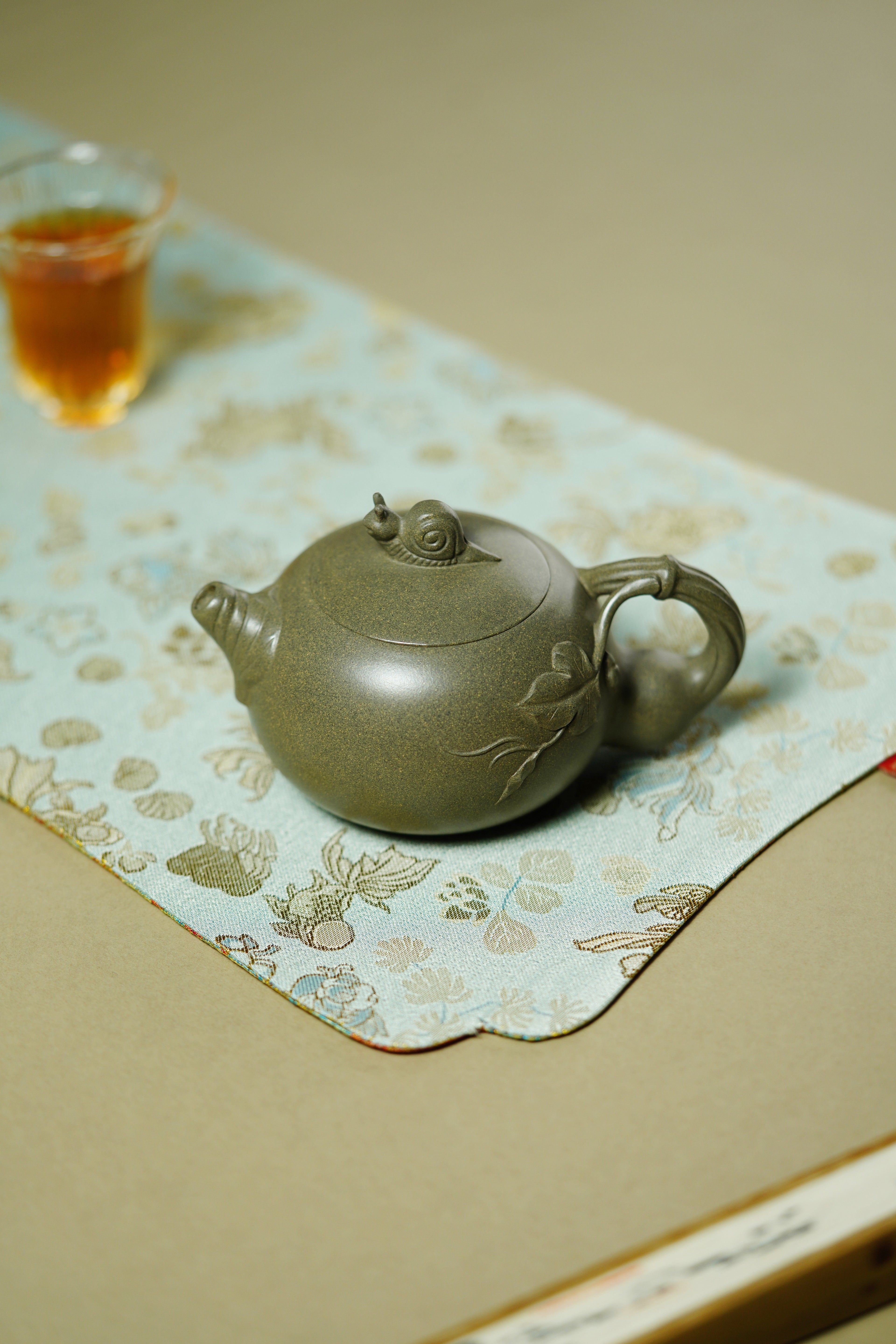 紫砂非遗花器泰斗·蒋蓉唯一嫡传｜蒋艺华亲制臻品【漫步人生壶】原矿极品蟹壳青·180cc