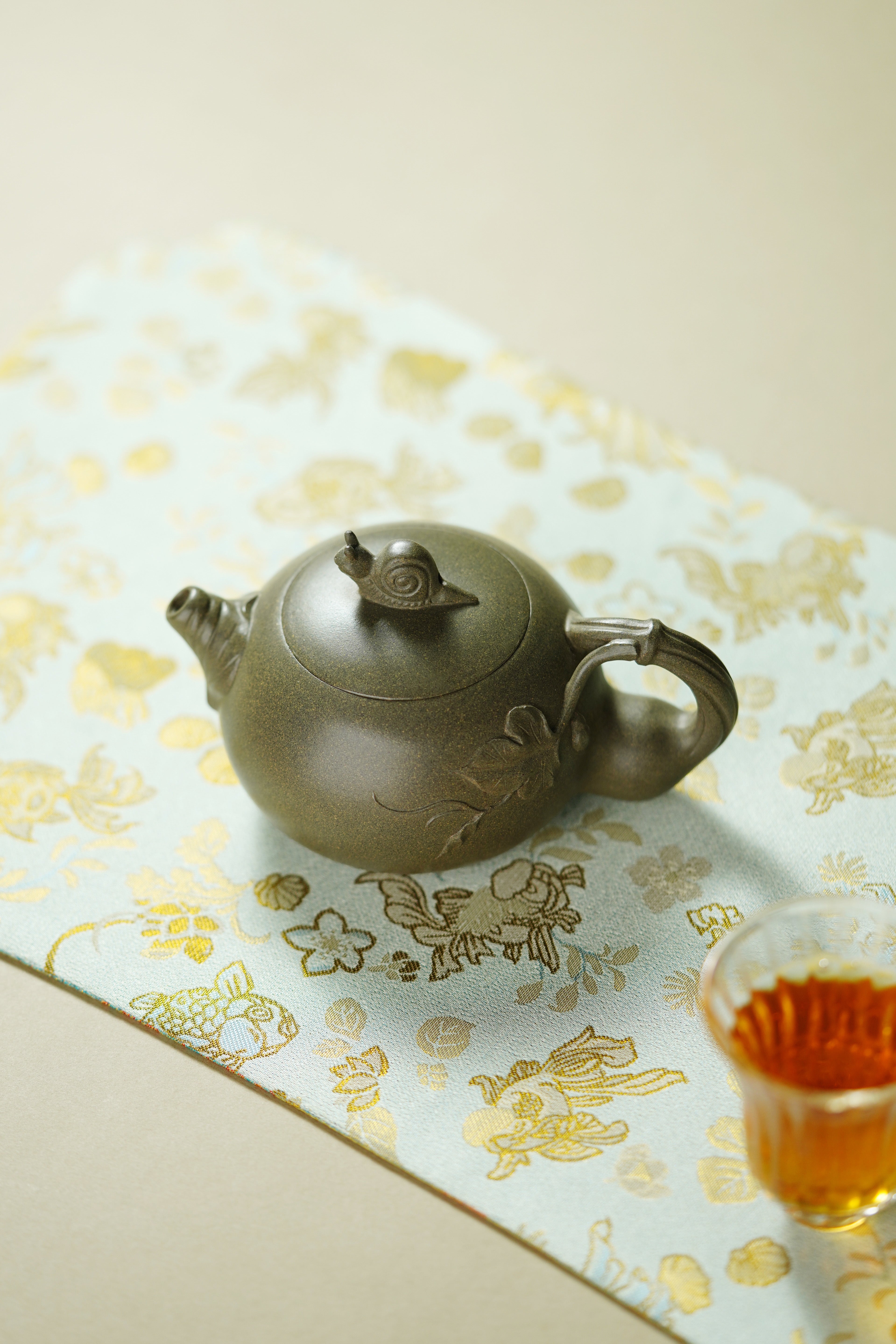 紫砂非遗花器泰斗·蒋蓉唯一嫡传｜蒋艺华亲制臻品【漫步人生壶】原矿极品蟹壳青·180cc