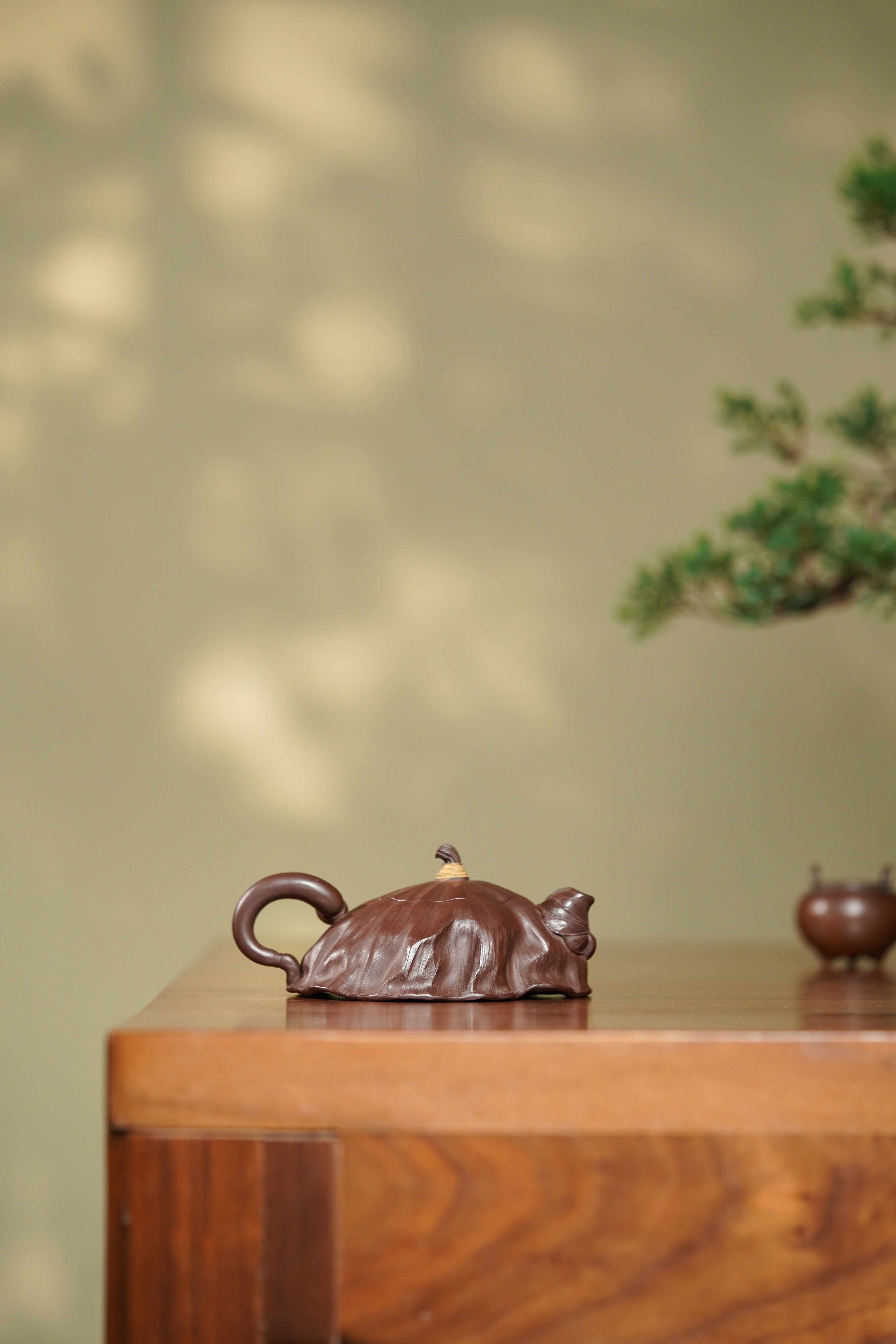 紫砂非遗花器泰斗·蒋蓉唯一嫡传｜蒋艺华亲制巅峰臻品【荷叶壶】原矿极品老紫泥·150cc 小品
