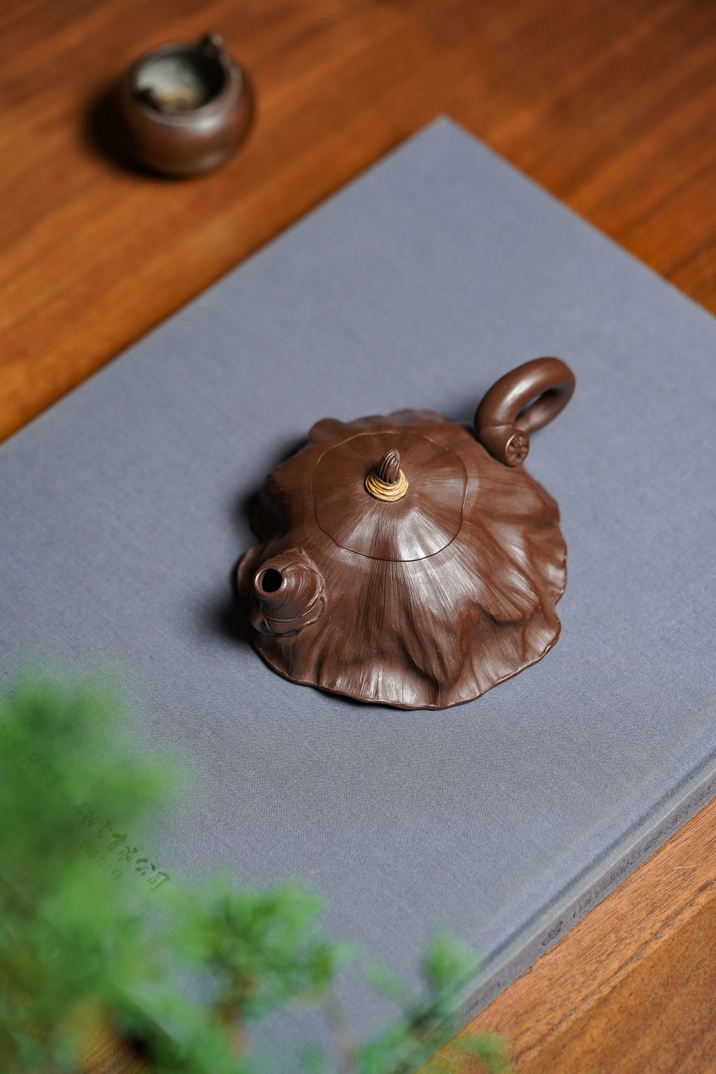 紫砂非遗花器泰斗·蒋蓉唯一嫡传｜蒋艺华亲制巅峰臻品【荷叶壶】原矿极品老紫泥·150cc 小品