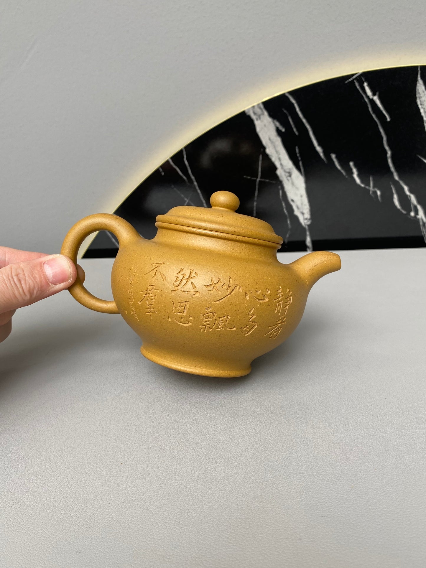 紫砂界彩刻山水标杆·李峰大师｜恭王府馆藏臻品《掇只壶》原矿优质黄金段·320cc