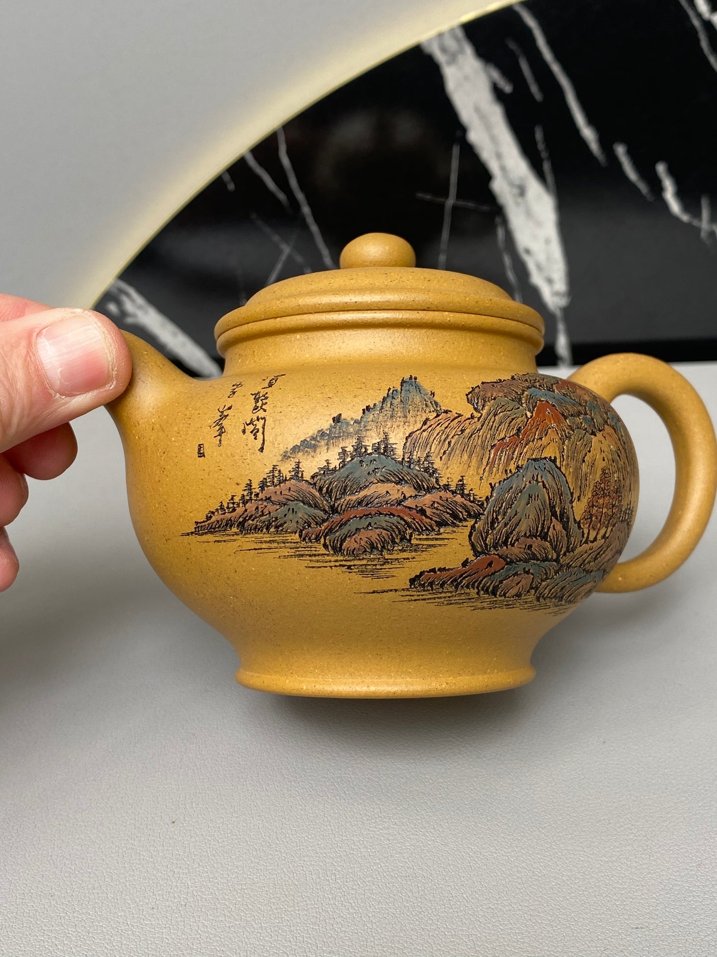 紫砂界彩刻山水标杆·李峰大师｜恭王府馆藏臻品《掇只壶》原矿优质黄金段·320cc